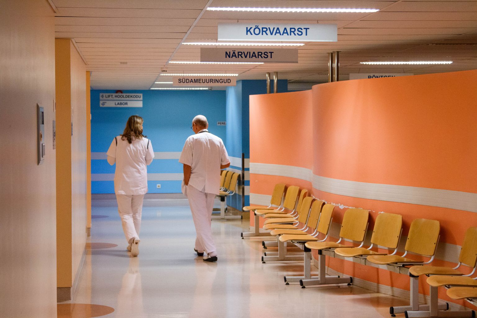 Arstid, õed, haigla töötajad
Koridor, ooteruum, pingid, istepink, vastuvõtt

Foto Arvo Meeks/Valgamaalane