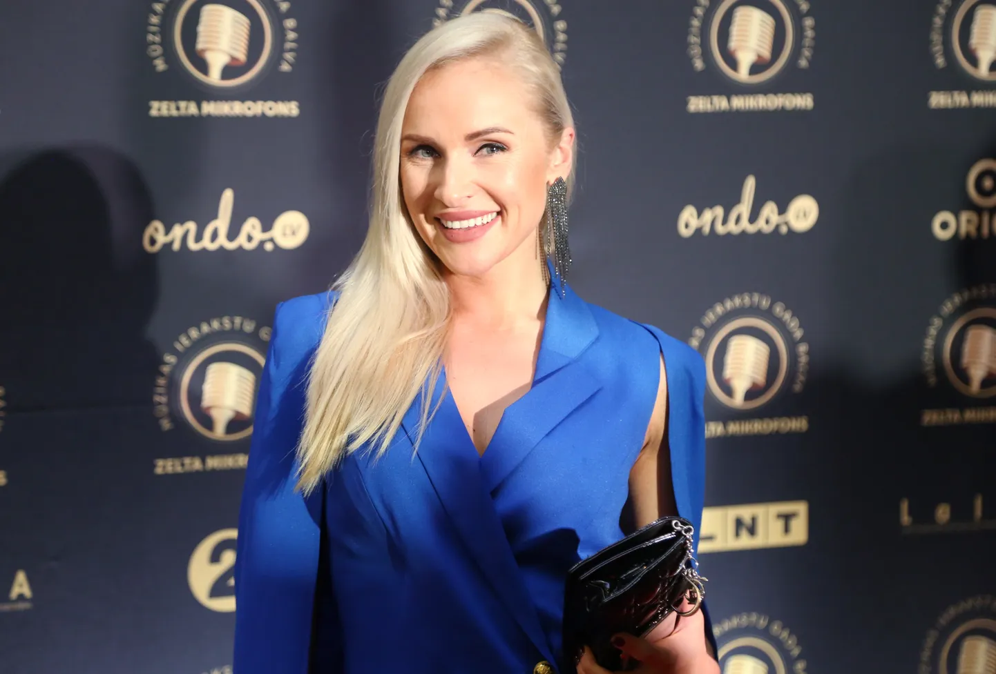 Radio personība Maija Rozīte-Krištopane piedalās mūzikas ierakstu gada balvas "Zelta mikrofons" svinīgajā balvu pasniegšanas ceremonijā Dailes teātrī.