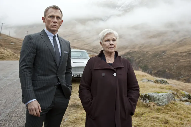 Kaader filmist «Skyfall». Pildil Judi Dench M-ina ja Daniel Craig James Bondina