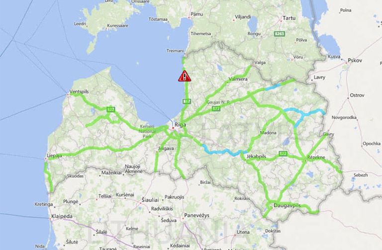 Aktuālā braukšanas apstākļu karte plkst.10:45. Ar zilu iekrāsoti tie ceļu posmi, pa kuriem braukšana apgrūtināta. Tāpat kārtē atzīmēts punkts pie Tallinas šosejas 73.kilometra, kur satiksmes negadījuma dēļ satiksme vienā joslā bloķēta