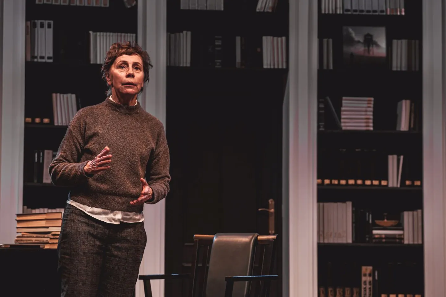 Tiina Mälberg mängib Rakvere teatri uues lavastuses "Hääl minu sees" Yale'i ülikooli üksiklasest professorit, kes võtab loovkirjutamise kursusel juhendada andeka, kuid saladusliku loomuga tudengi, kellega tal tekib ootamatu side. Mälbergi lavapartneriks on poeg Karl Robert Saaremäe.