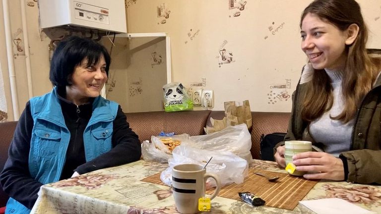 Леся (слева) и Анастасия (справа) пьют чай на кухне в квартире в Бородянке. Леся переехала, после того как ее дом был разрушен во время российской оккупации в марте