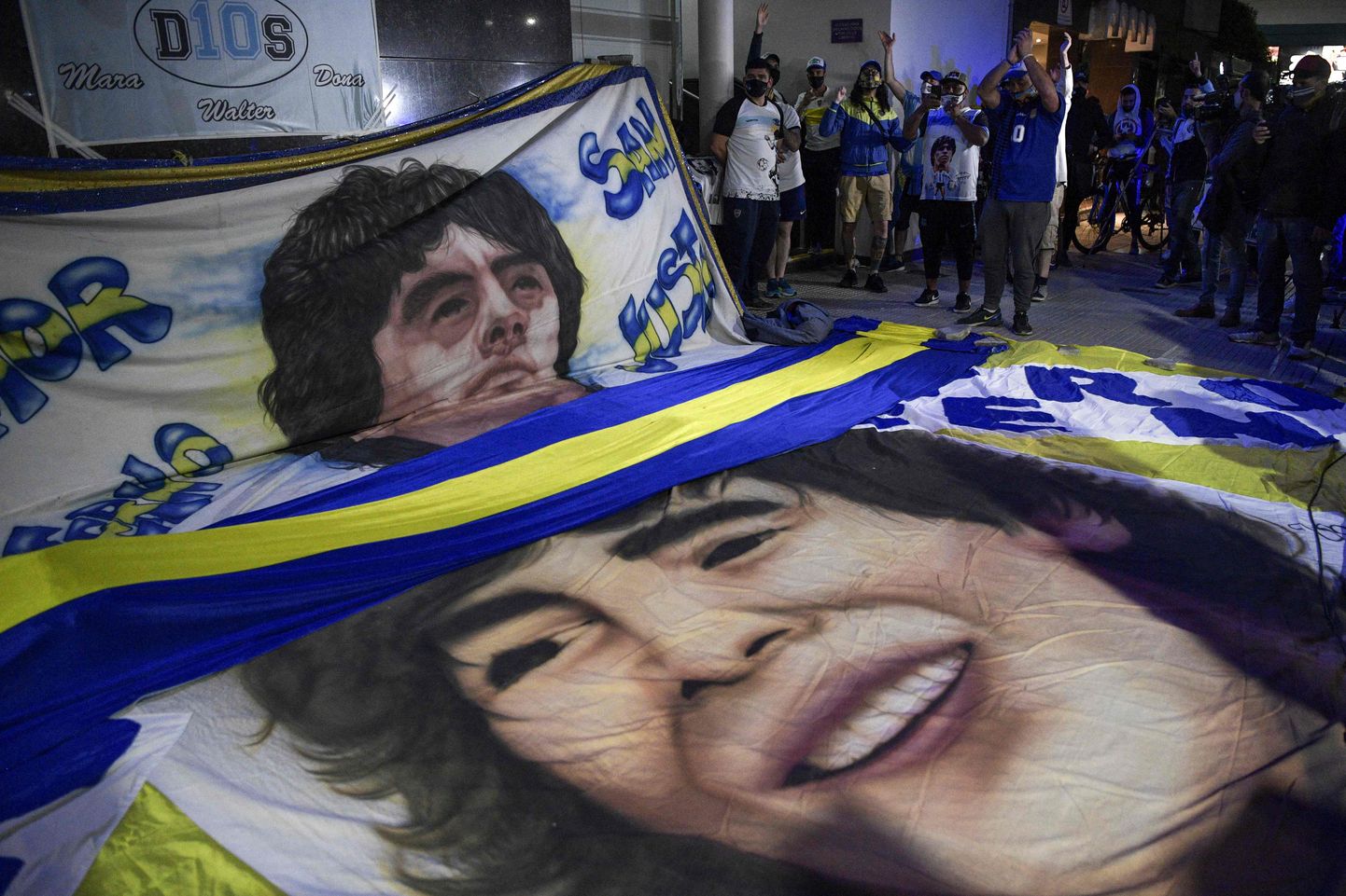 Argentiina endise jalgpallitähe ja Gimnasia y Esgrima peatreeneri Maradona fännid on kogunenud Buenos Airese provintsis asuva Olivose haigla ette.