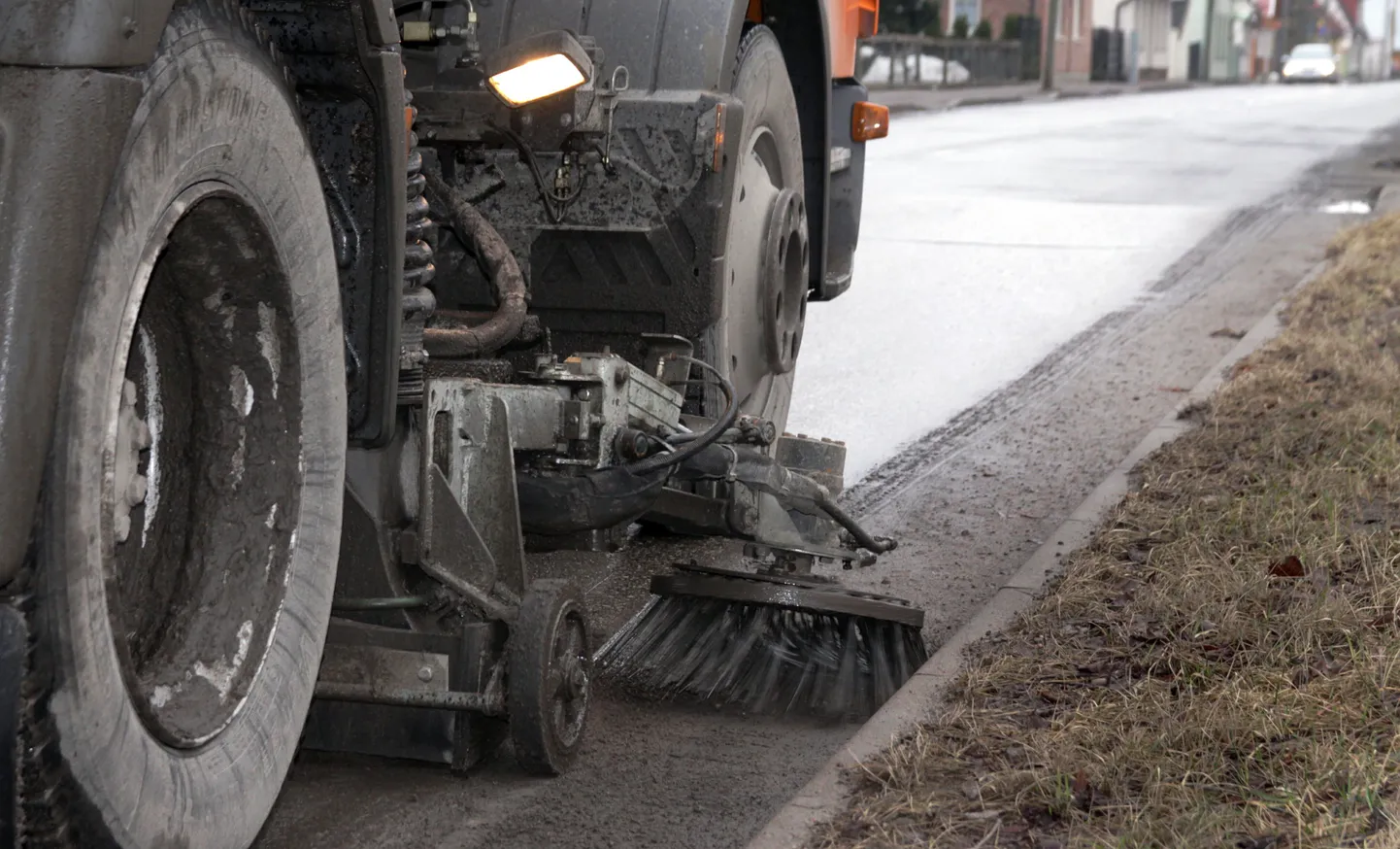 Mullu Rapla Teede Tšehhist soetatud harjaauto peab üksi Pärnu tähtsamad tänavad ja kesklinna talvetolmust puhastama. Õnneks on tegu ühe võimsama masinaga omasuguste seas.