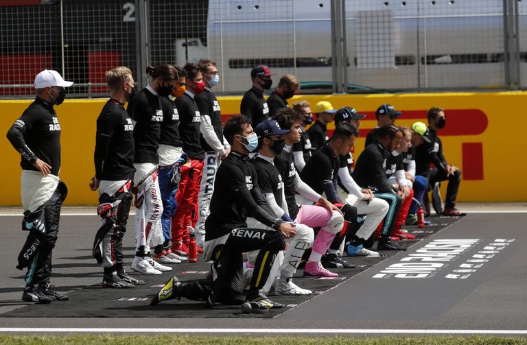 Motorsports: FIA Formula One World Championship, WM, Weltmeisterschaft 2020, Grand Prix of Great Britain Motorsports: FIA Formula One World Championship 2020, Grand Prix of Great Britain, Some of the F1 drivers take a knee on the grid in support of the Black Lives Matter movement against racism, *** Local Caption *** Photo: Frank Augstein/AP/FIA Pool via HOCH ZWEI Silverstone Great Britain Poolfoto HOCH ZWEI/Pool/AP ,EDITORIAL USE ONLY