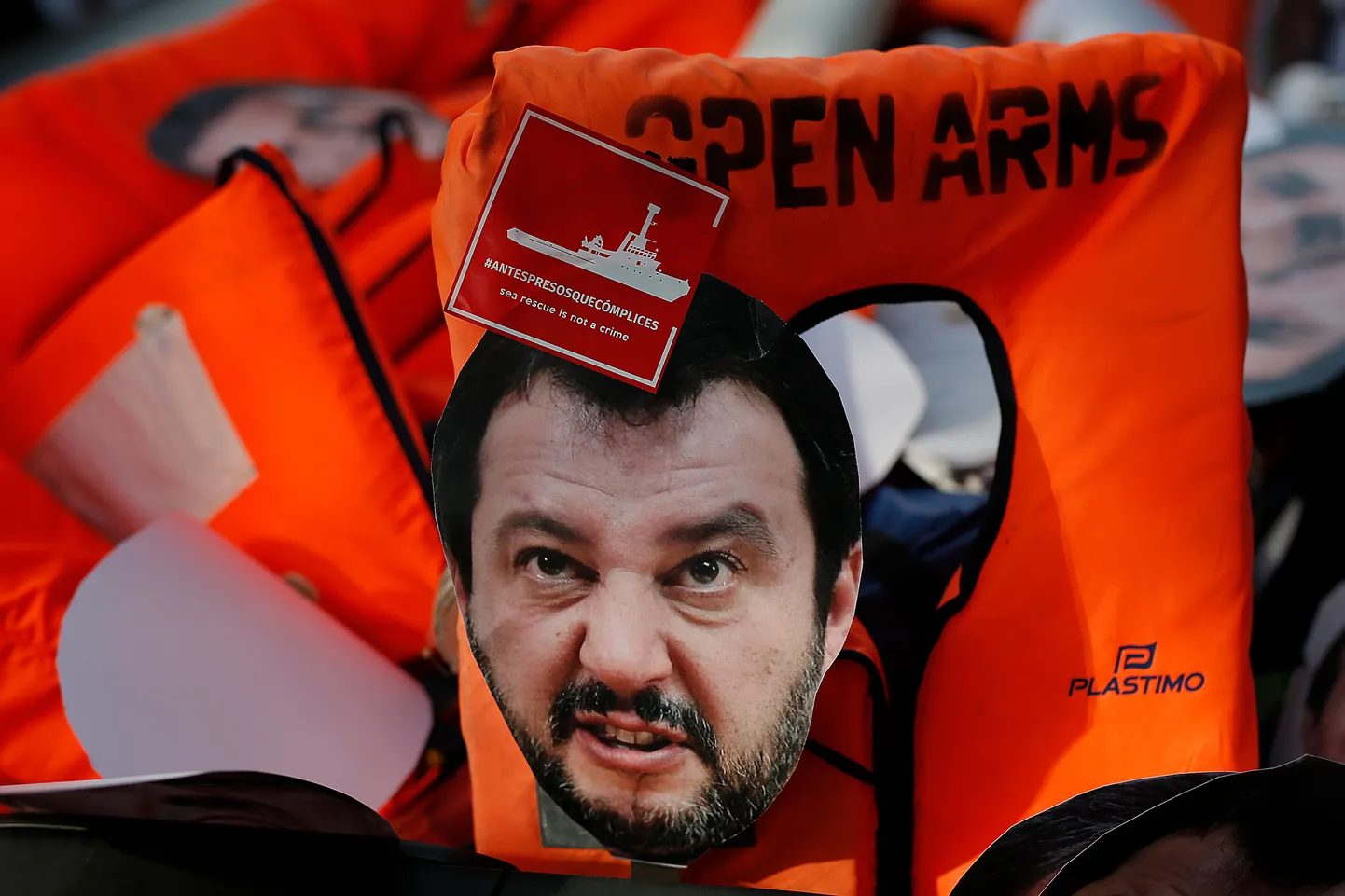 Itaalia siseministrit Matteo Salvinit kujutav mask päästevestil Proactiva korraldatud meeleavaldusel Barcelonas.
