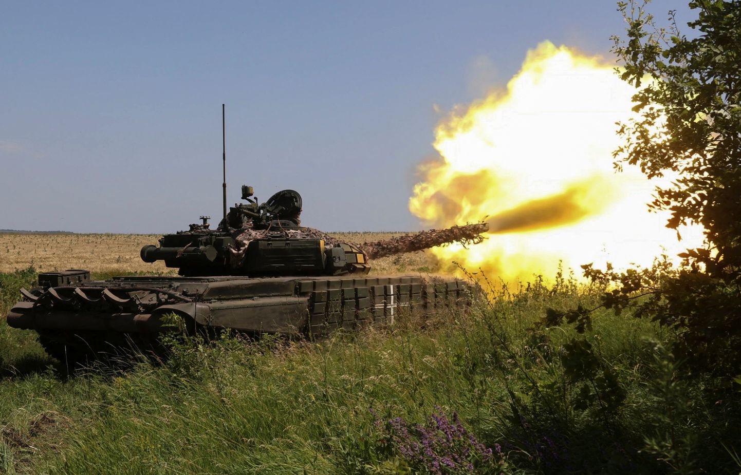 Ukraina tank tulistab Harkivi oblastis vaenlase vägede suunas.