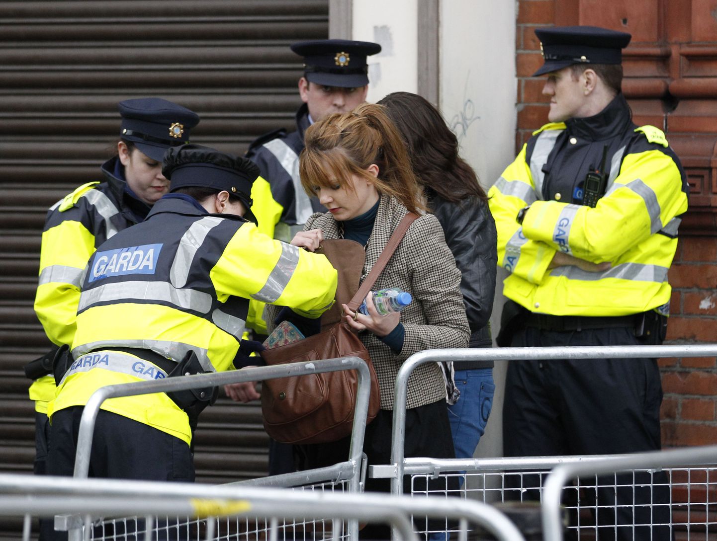 Iiri politsei on kuninganna Elizabeth II viisi eel tugevdanud märgatavalt julgeolekukontrolli.