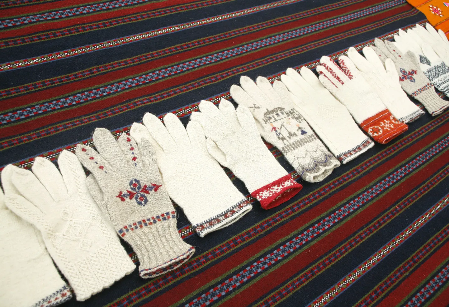 Endla sammassaalis näeb Viljandi Kultuuriakadeemia rahvusliku tekstiili eriala üliõpilastööde näitust "Käe soe kiri loe".