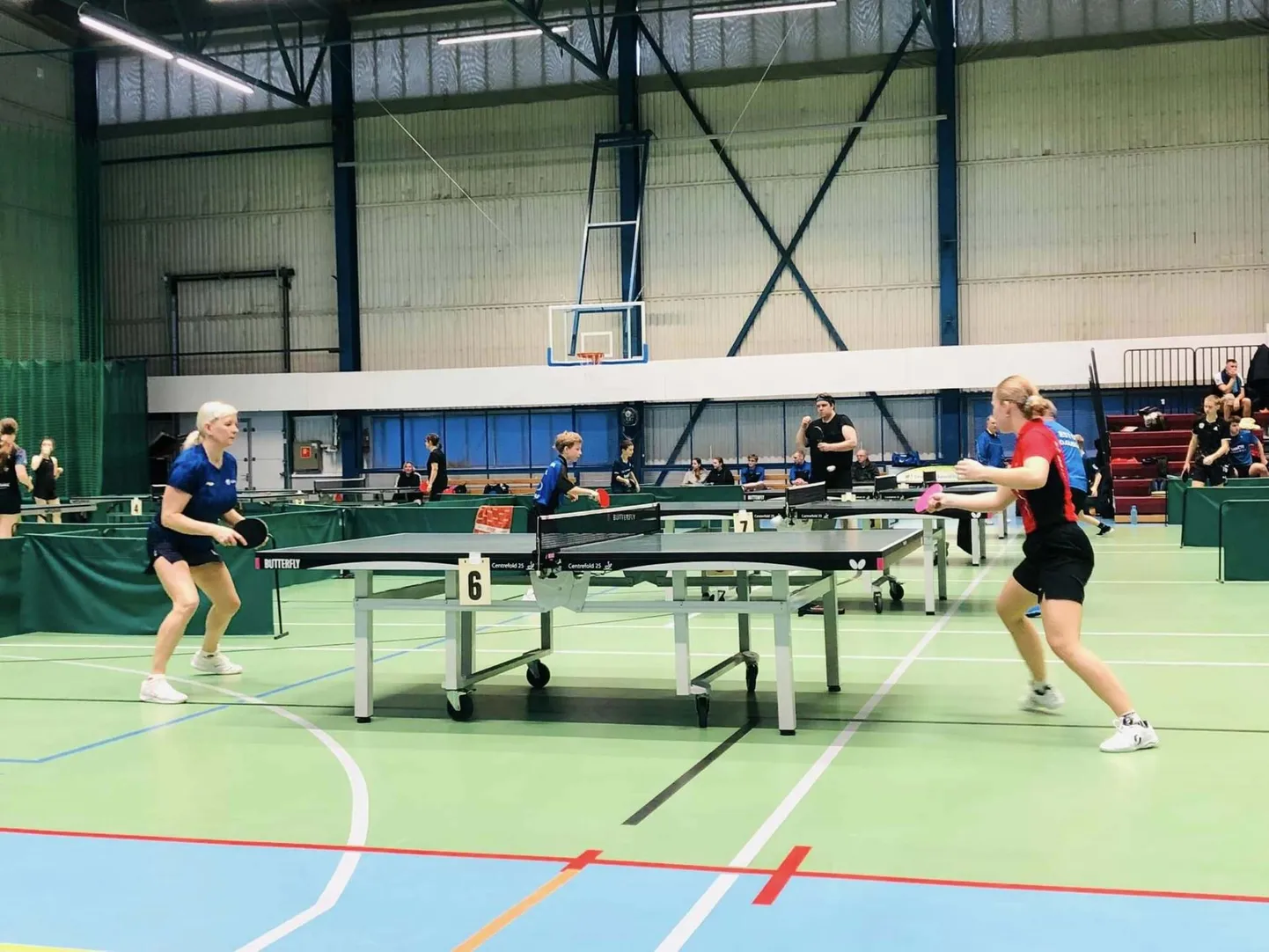 Angela Laidinen (paremal) sai Jõu meistrivõistlustel kaela viis medalit.
