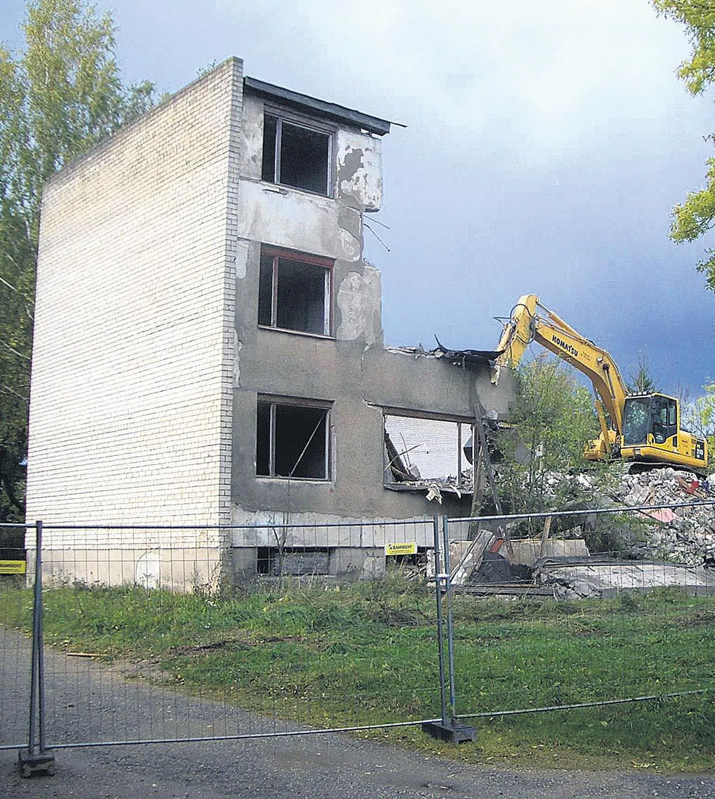 Külaseltsi eestvedamisel lammutati Kamaral rahvasuus tondiöömajaks ristitud ohtlik lobudik.