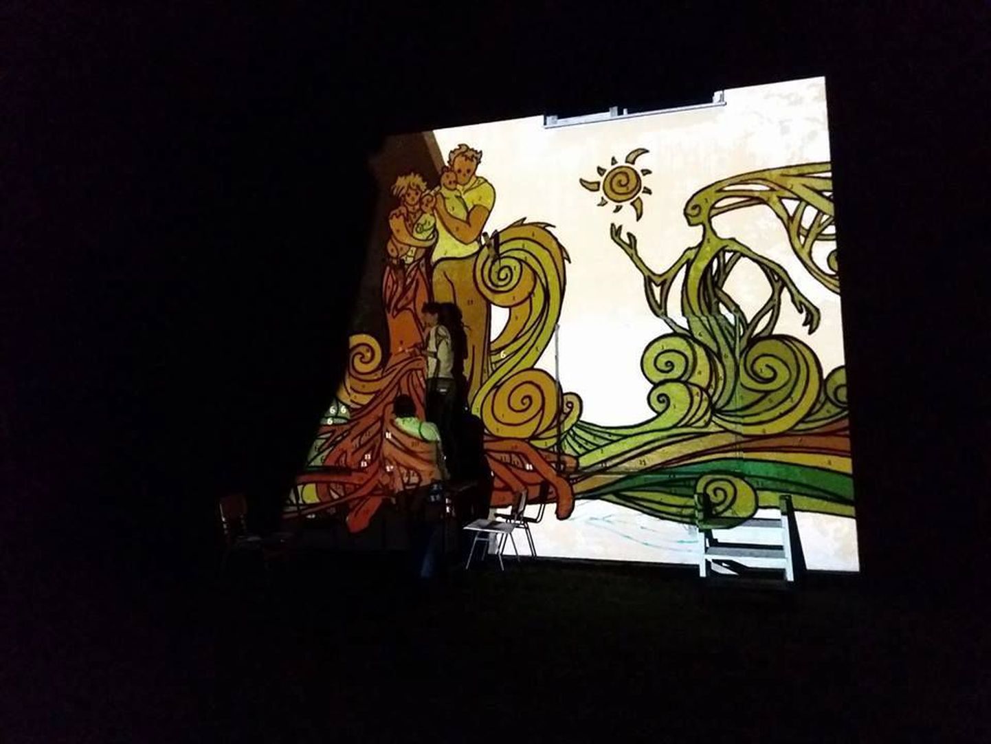 Kunstnik Ülle Ottokar joonistas eile õhtul projektori valguses Vaimastvere rahvamaja seinale kunstitöö kontuurid. Pilt valmib uue nädala jooksul.