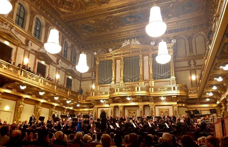 Eesti Riiklik Sümfooniaorkester maestro Neeme Järvi juhatusel avas oma Euroopa turnee menuka kontserdiga Viini Kontserdimaja kuldses saalis.