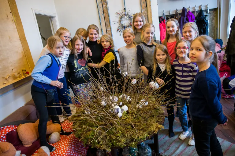 Maru Karu lapsed poetasid Agnes Liivi juhendamisel dekoreeritud munad oksarägastikku.