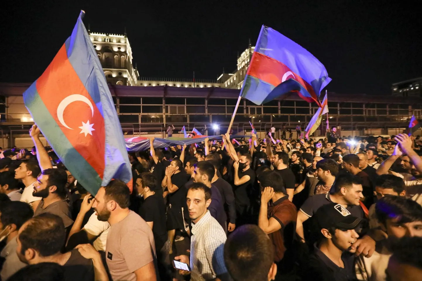 Teisipäeva öösel kogunes Bakuu tänavatele tuhandeid inimesi, kes nõudsid Armeeniale sõja kuulutamist.