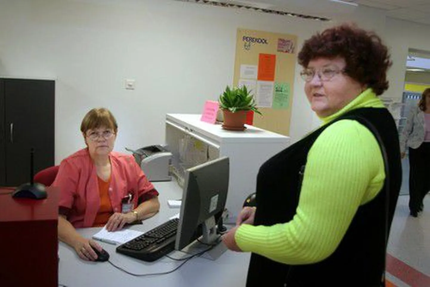 Vändralane Linda Laast naistenõuandla vastuvõtu assistendi Tiiu Arula juures.