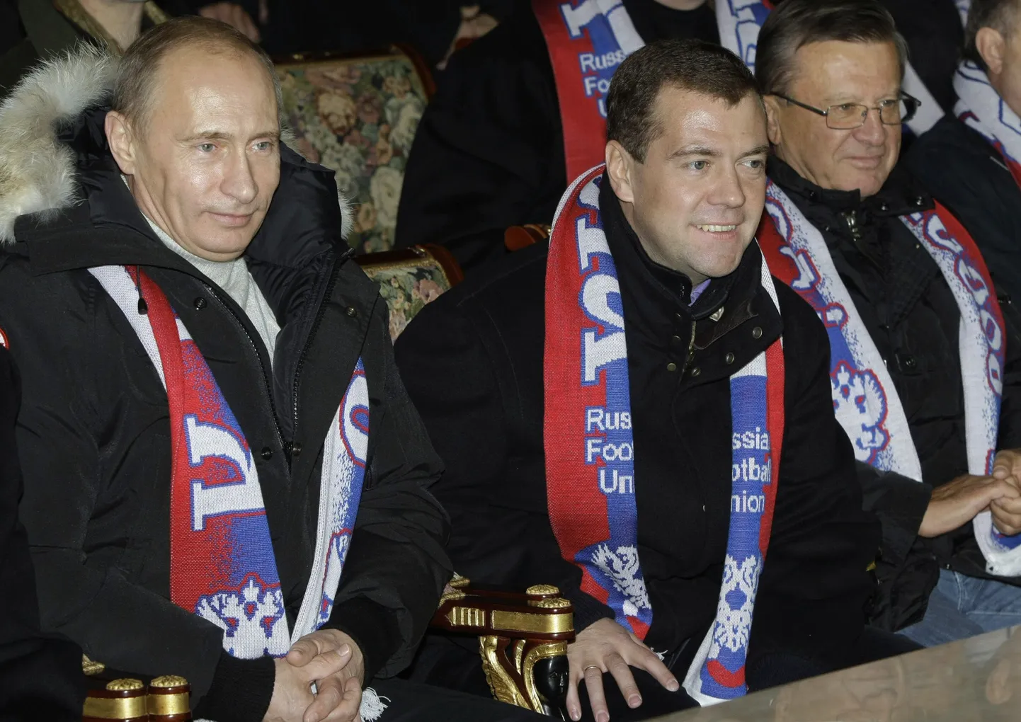 Vene president Dmitri Medvedev (keskel), temast vasakul peaminister Vladimir Putin ja paremal esimene asepeaminister Viktor Zubkov.