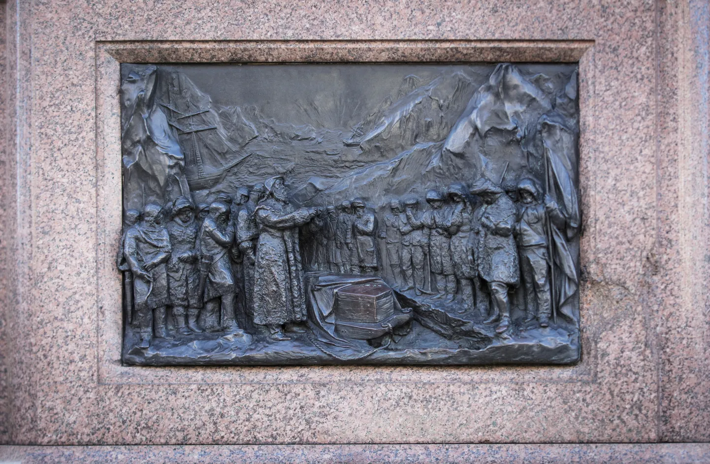 Bareljeef Londonis, mis kujutab Briti maadeavastajat John Franklinit (1786–1847) ja tema Loodeväila ekspeditsiooni liikmeid.