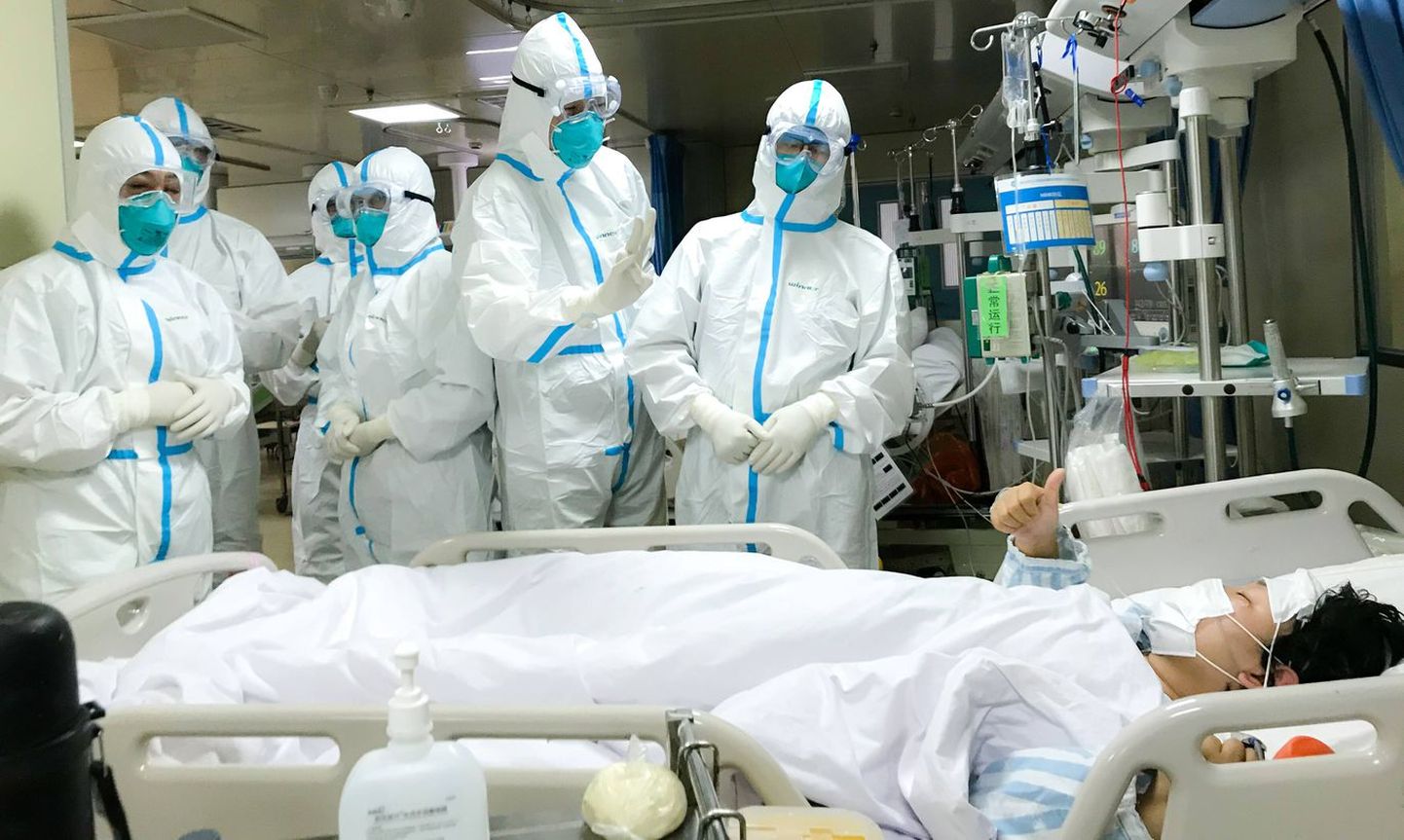 Medtöötajad uurimas Hiinas Wuhanis Hankou haiglas koroonaviiruse kahtlusega patsienti.