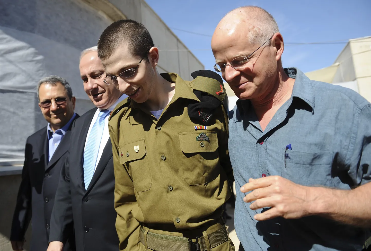 Gilad Shalit (paremalt teine) oma isa Noami (paremal), Iisraeli peaminister Benjamin Netanyahu ja kaitseminister Ehud Baraki (vasakul) vahel.