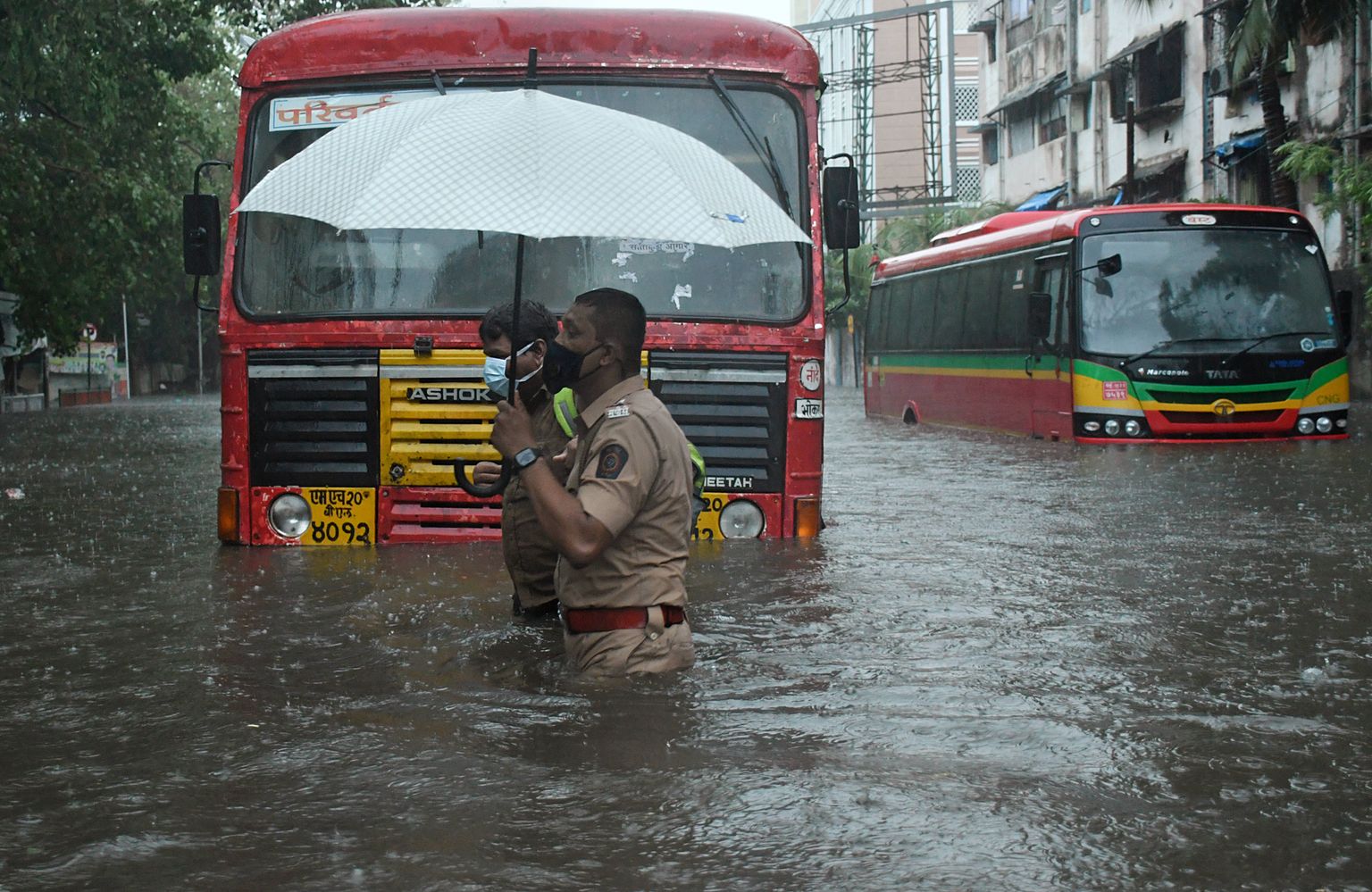 India läänerannikut tabas orkaan Tauktae. Pildil üleujutus Mumbais