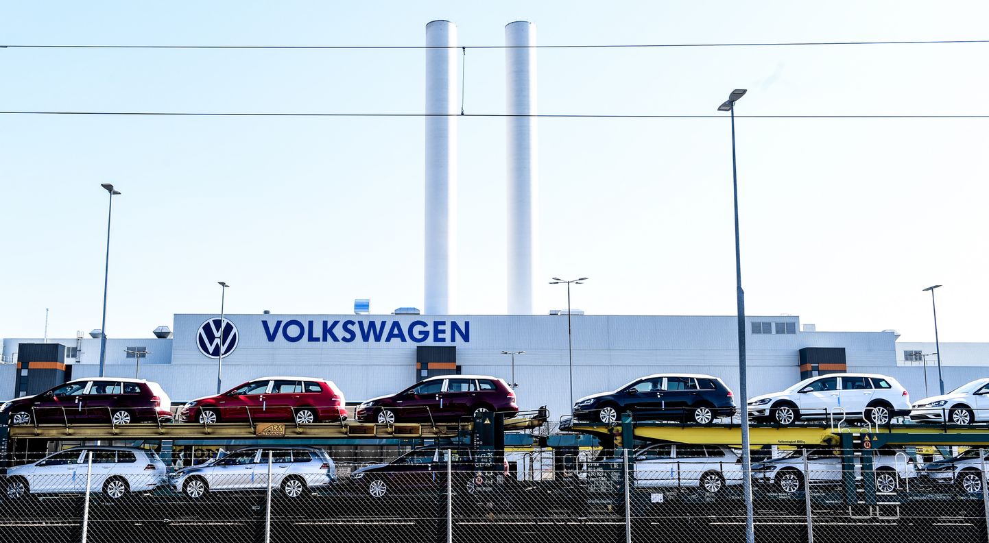 Jaunas automašīnas pie Volkswagen rūpnīcas Cvikavā