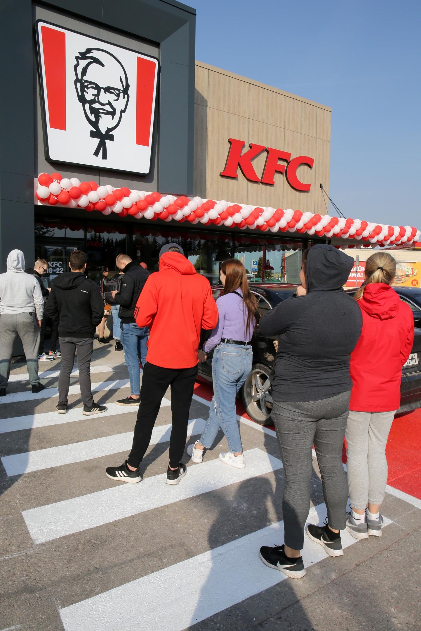 Lõunakeskuse juures ootas eile ennelõunal KFC kiirtoidurestorani avamist paarkümmend näljast klienti.