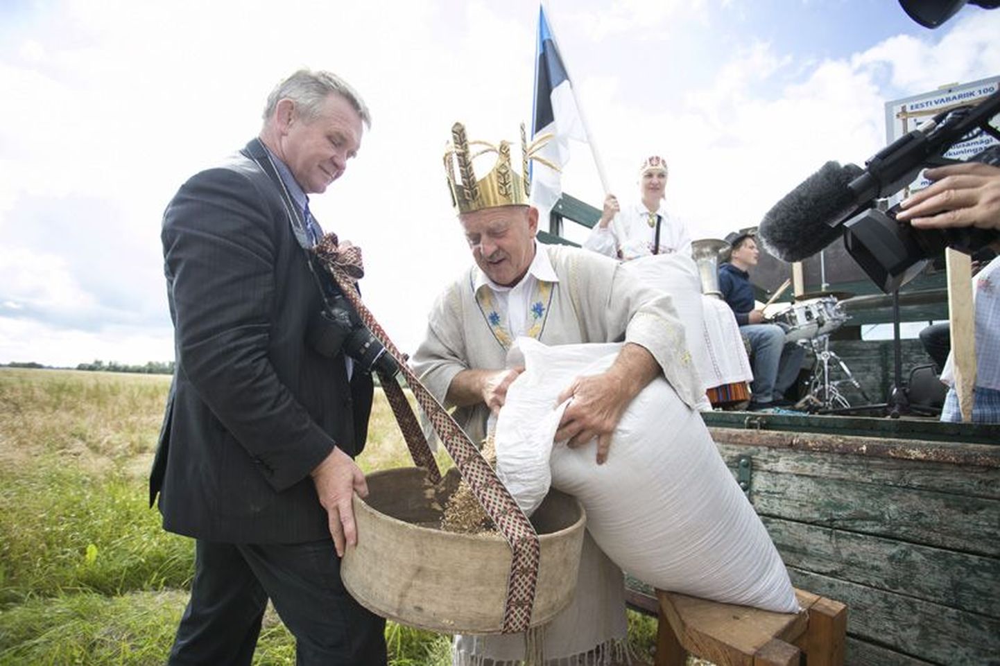 Eesti 100. sünnipäeva leivategu on saanud alguse. Rukkikuningas, Simuna Ivaxi juhataja Hans Kruusamägi külvas vilja põllule.