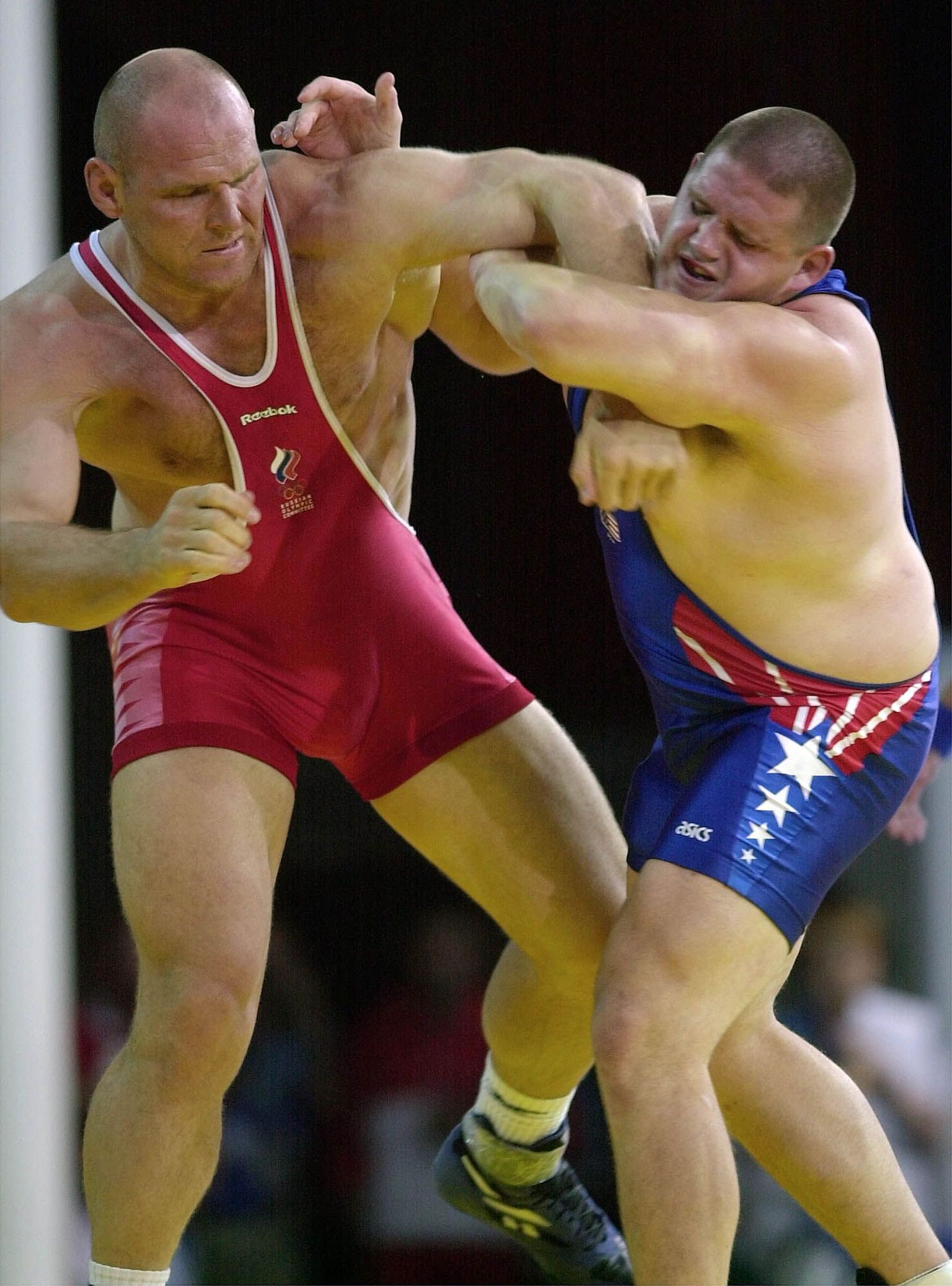 Sidnejas olimpisko spēļu fināls. Aleksandrs Kareļins (sarkanajā tērpā) un Rulons Gārdners