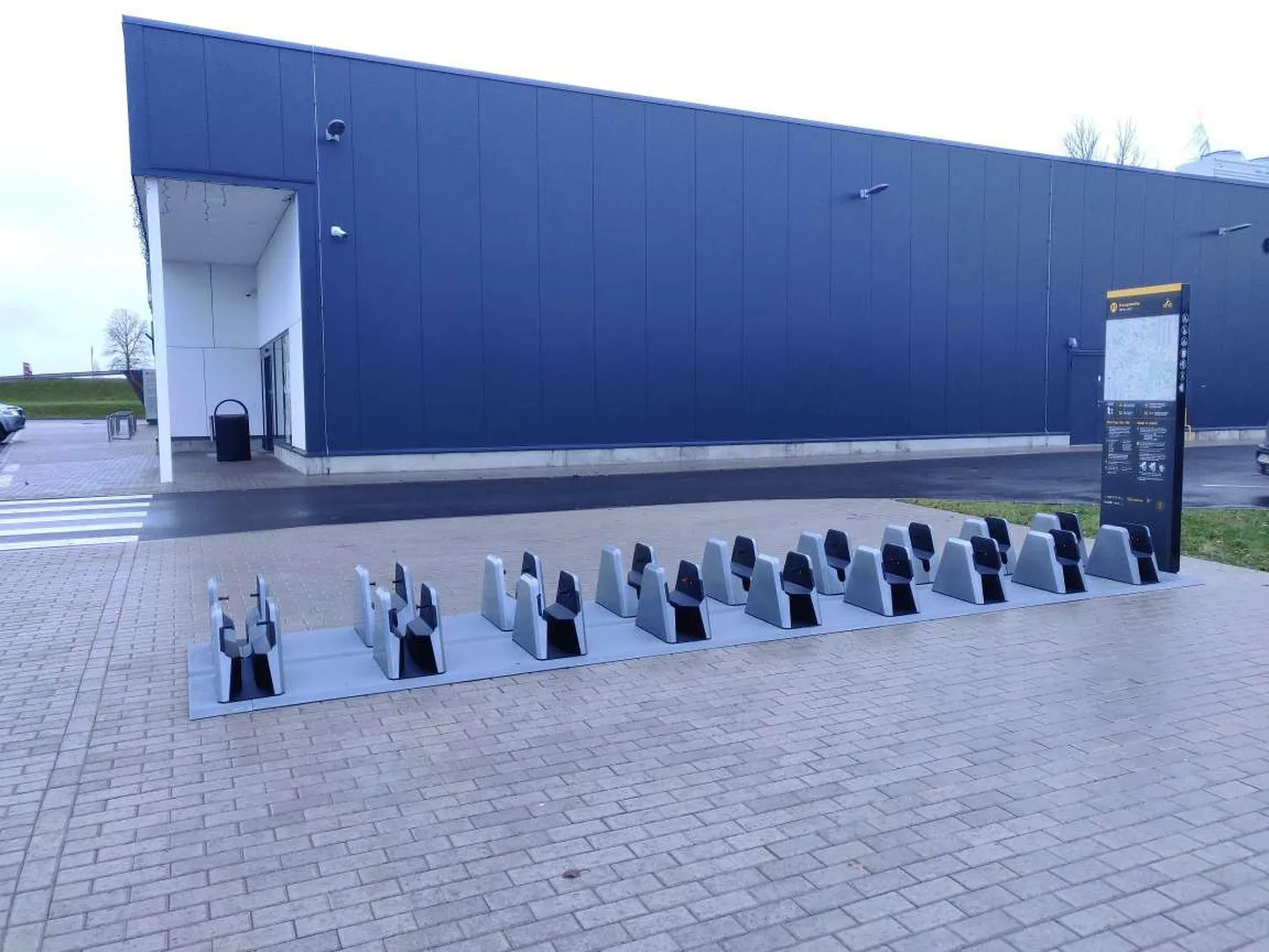Tartu valla esimene rattaringluse parkla asub Tartu linna servas, Raadil Coop kaupluse kõrval.