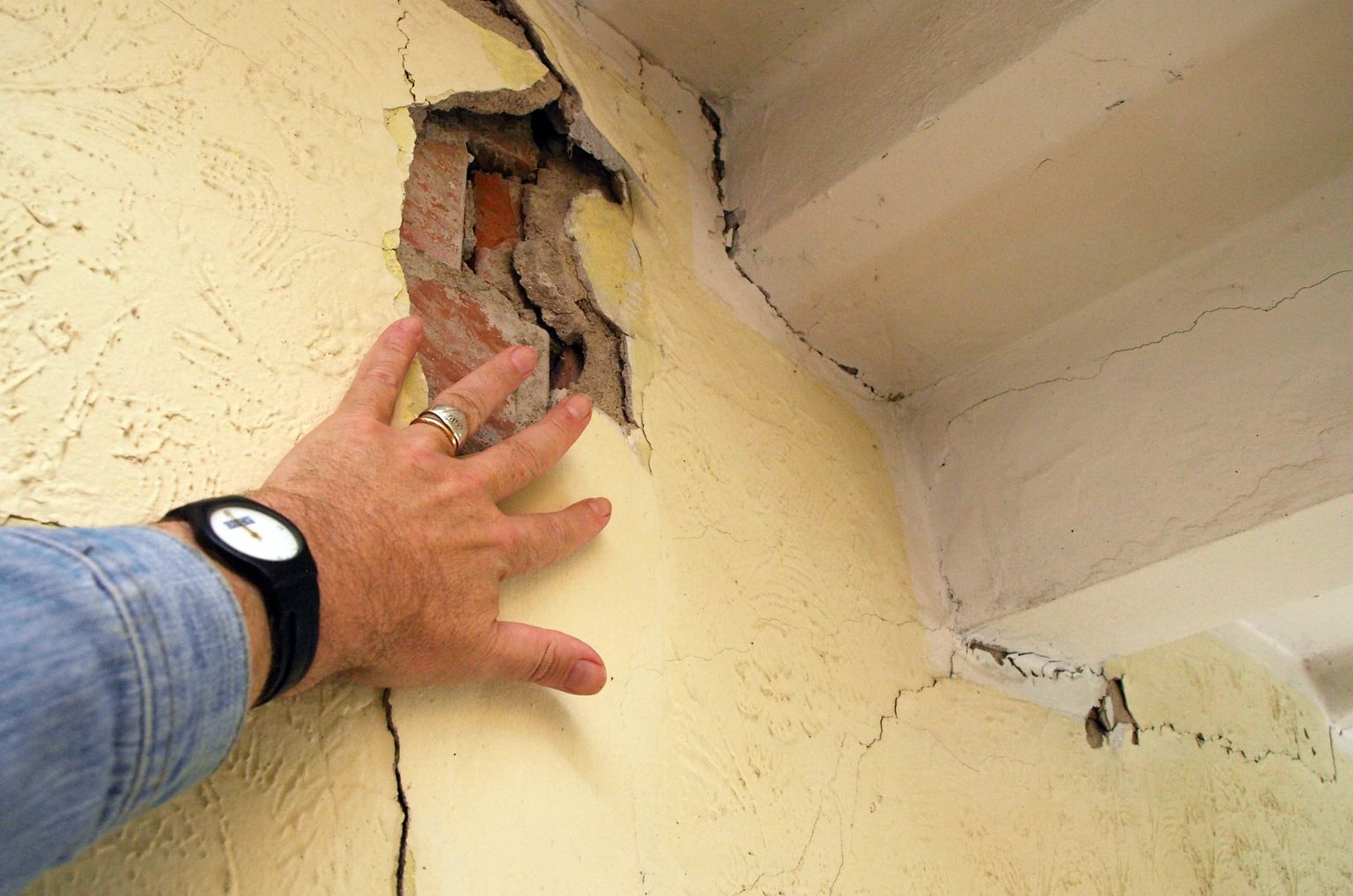 С вновь возникающими в стенах трещинами мучаются в нескольких многоквартирных домах Южного микрорайона.