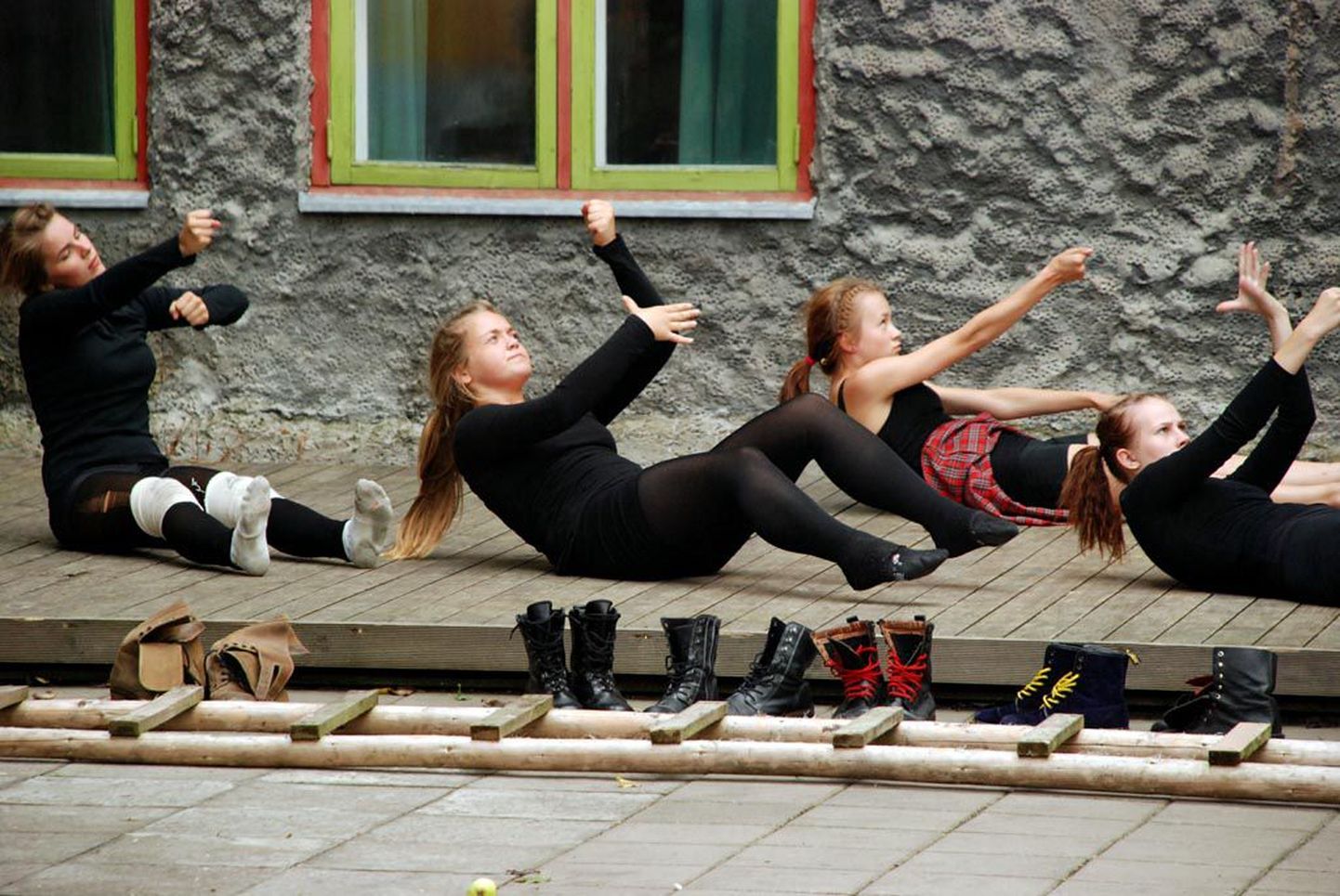 Nüüdisaegse tantsu linnalaagris osalejad näitavad tänavu uut tantsu “Vurrkannide suvepäevad”. Fotol meenutus mullusest etendusest.