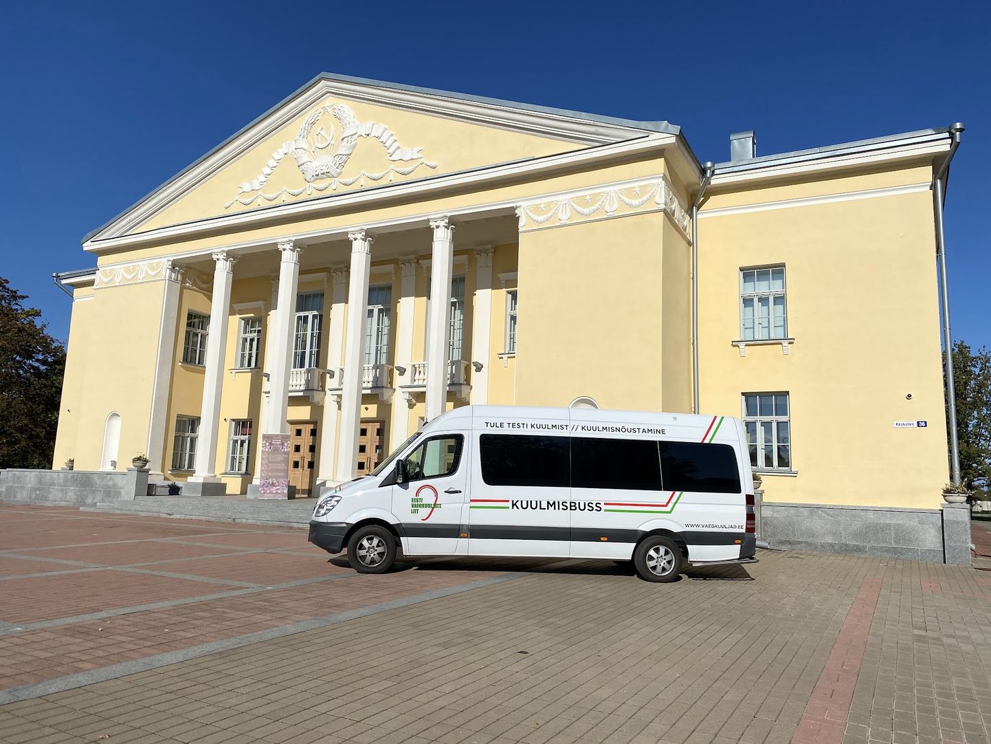 Kuulmisbuss tuleb 21. oktoobril Kohtla-Järve kultuurikeskuse juurde.