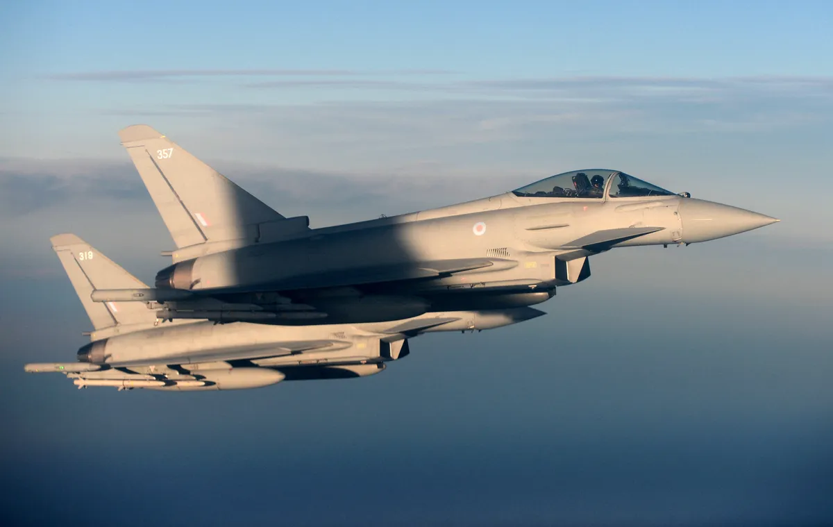 Eurofighter Typhoon iznīcinātājs.