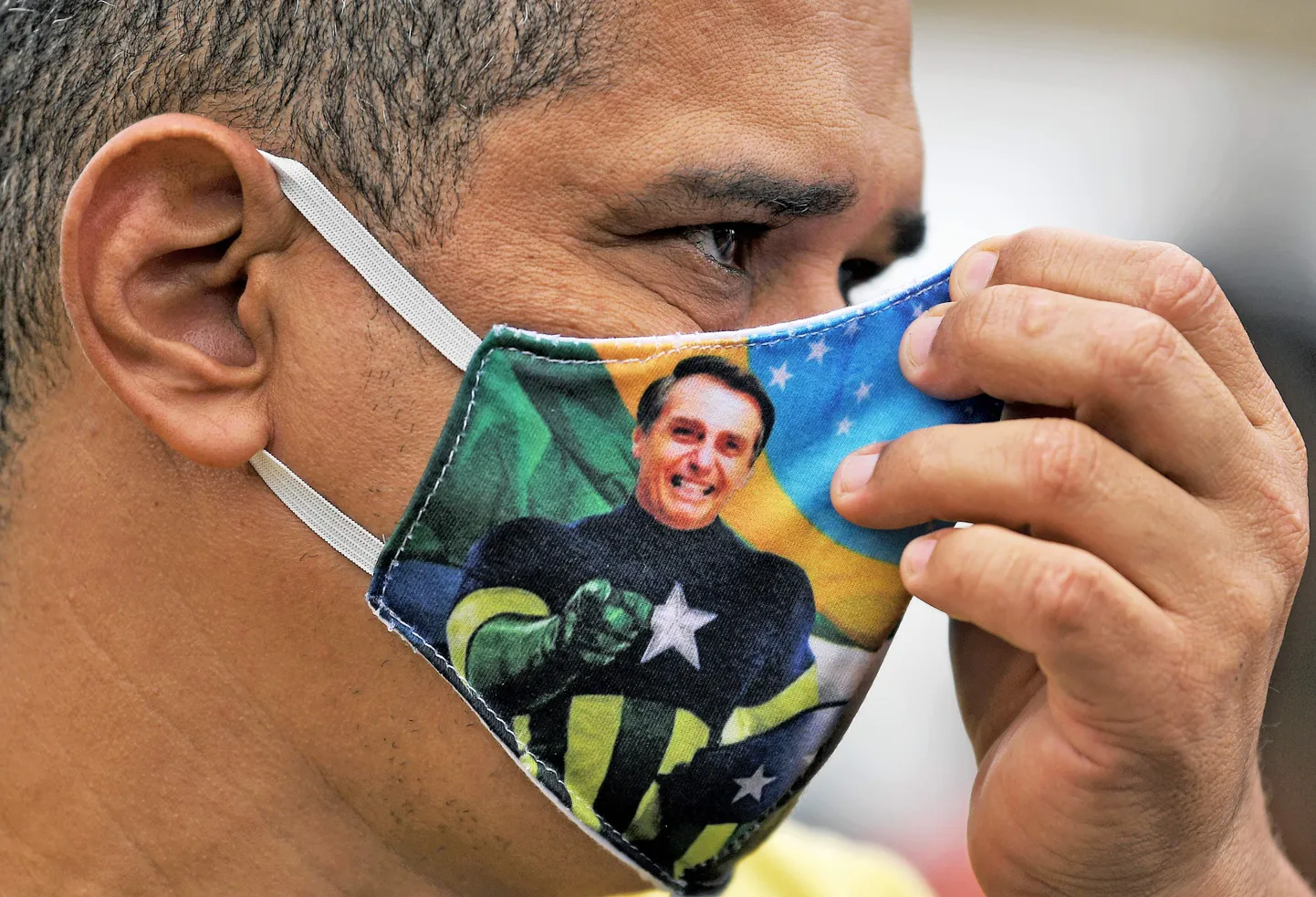 Jair Bolsonaro pildiga mask.