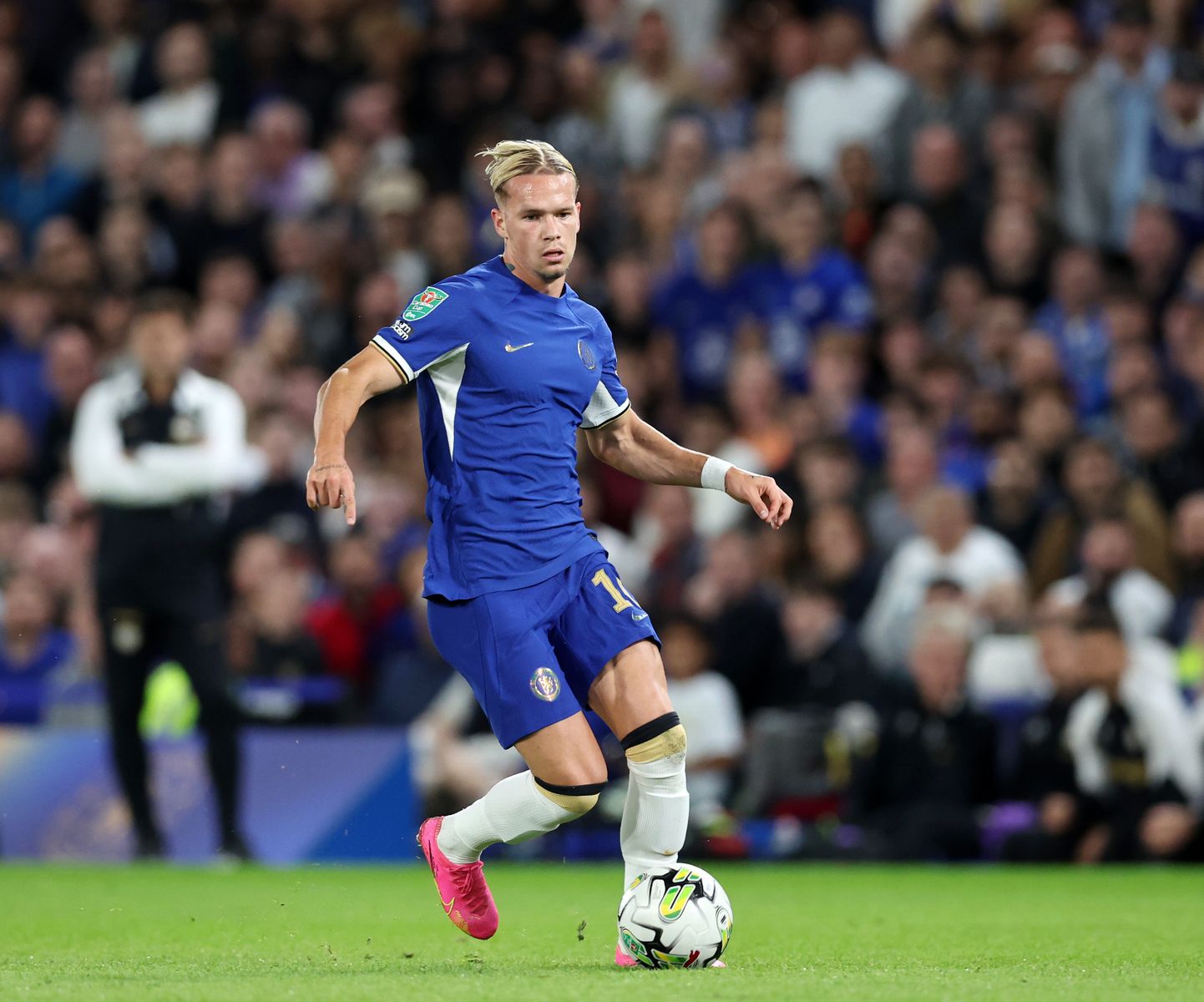 Londoni Chelsea mängijad ei pea enam sponsorlogodeta mänguvormidega väljakul jooksma.