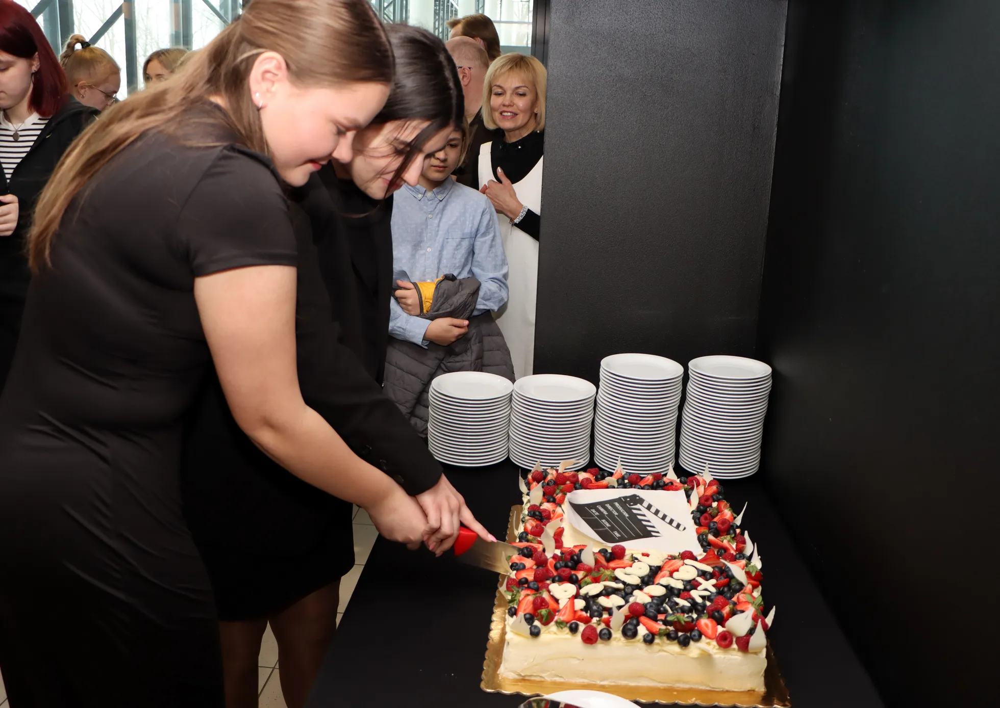 Праздничный торт доверили разрезать обладательнице Гран-при Анне Марии Вахер и ее коллегам из студии "KuuTV".