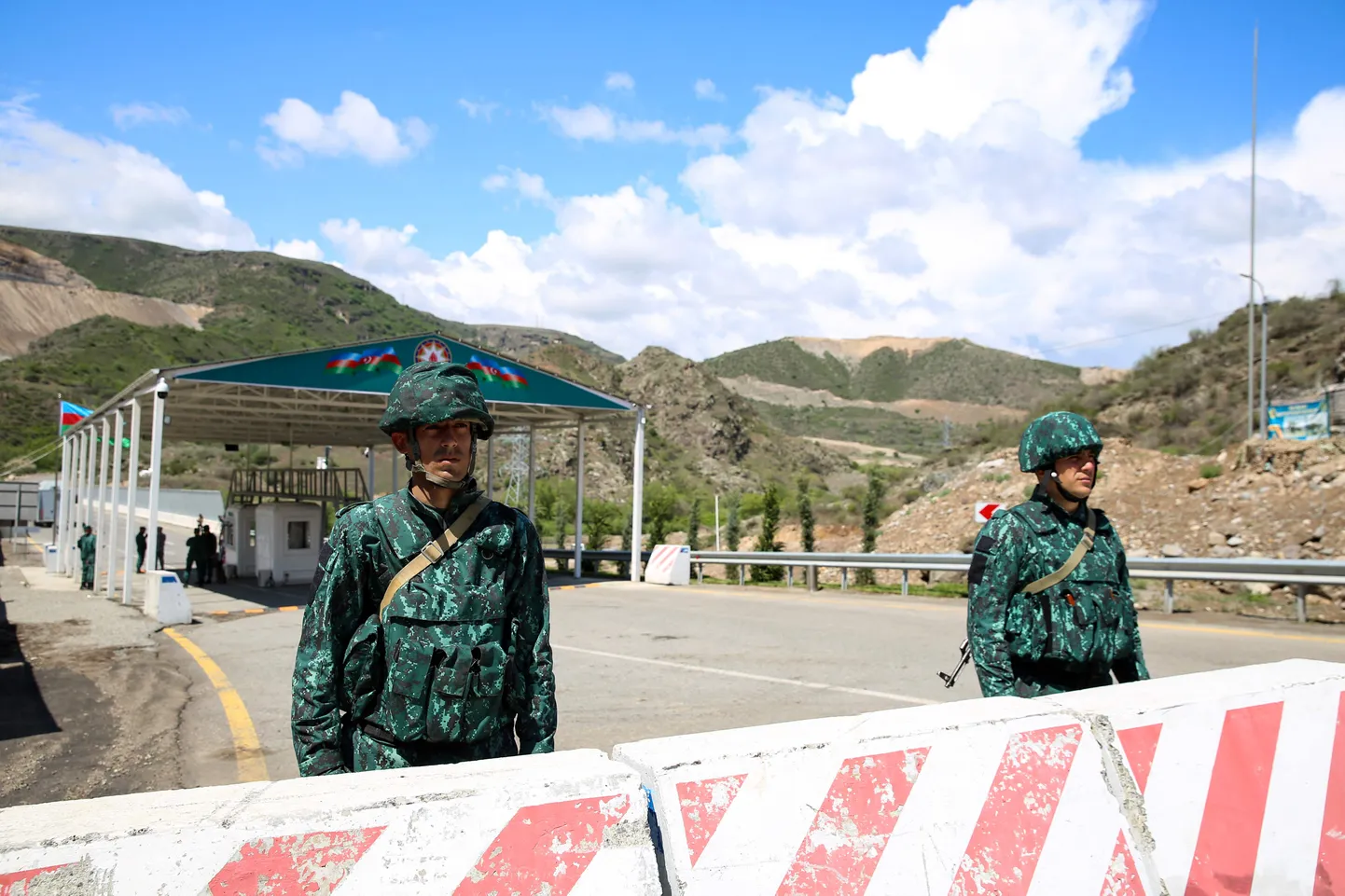 Aserbaidžaani sõdurid Mägi-Karabahhis Laçıni koridoris kontrollpunktis