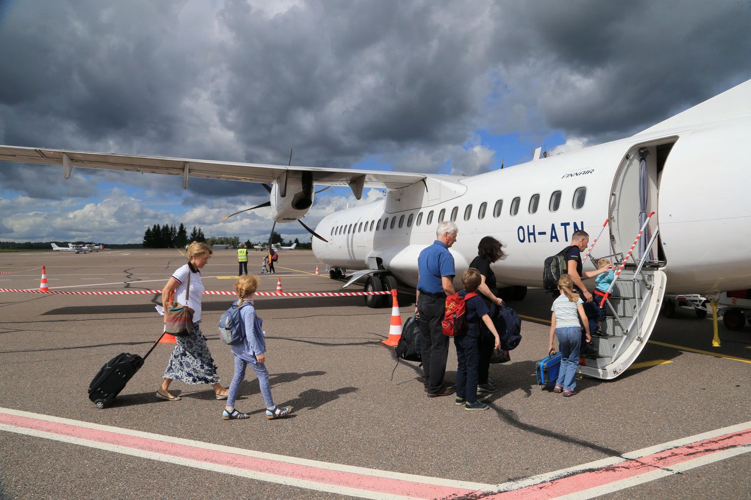 Reisijad sisenemas Tartu-Helsingi lennukisse.