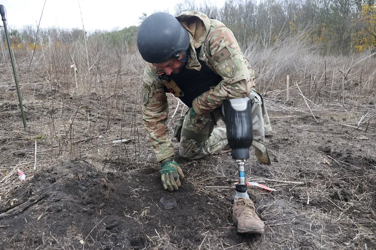 24. oktoobril 2023 Harkivi oblastis Ukrainas: kolonelleitnant Andrii Ilkiv avastas maamiini. Isegi kui tehisaru hakkab nende võimalikke asukohti määrama, peab viimase sammu miiniväljal tegema siiski inimene, kes lahendust usaldab.
