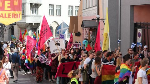 Прямая трансляция: на гей-параде в центре Таллинна более людно, чем на Õllesummer