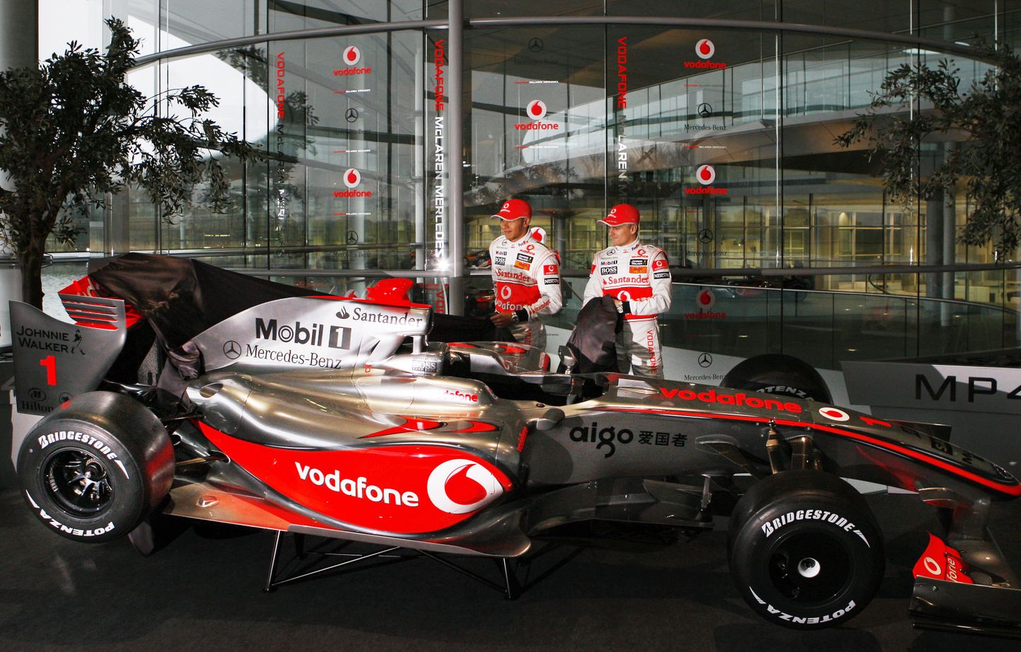 McLareni uus auto ning sõitjad Lewis Hamilton (vasakul) ja Heikki Kovalainen