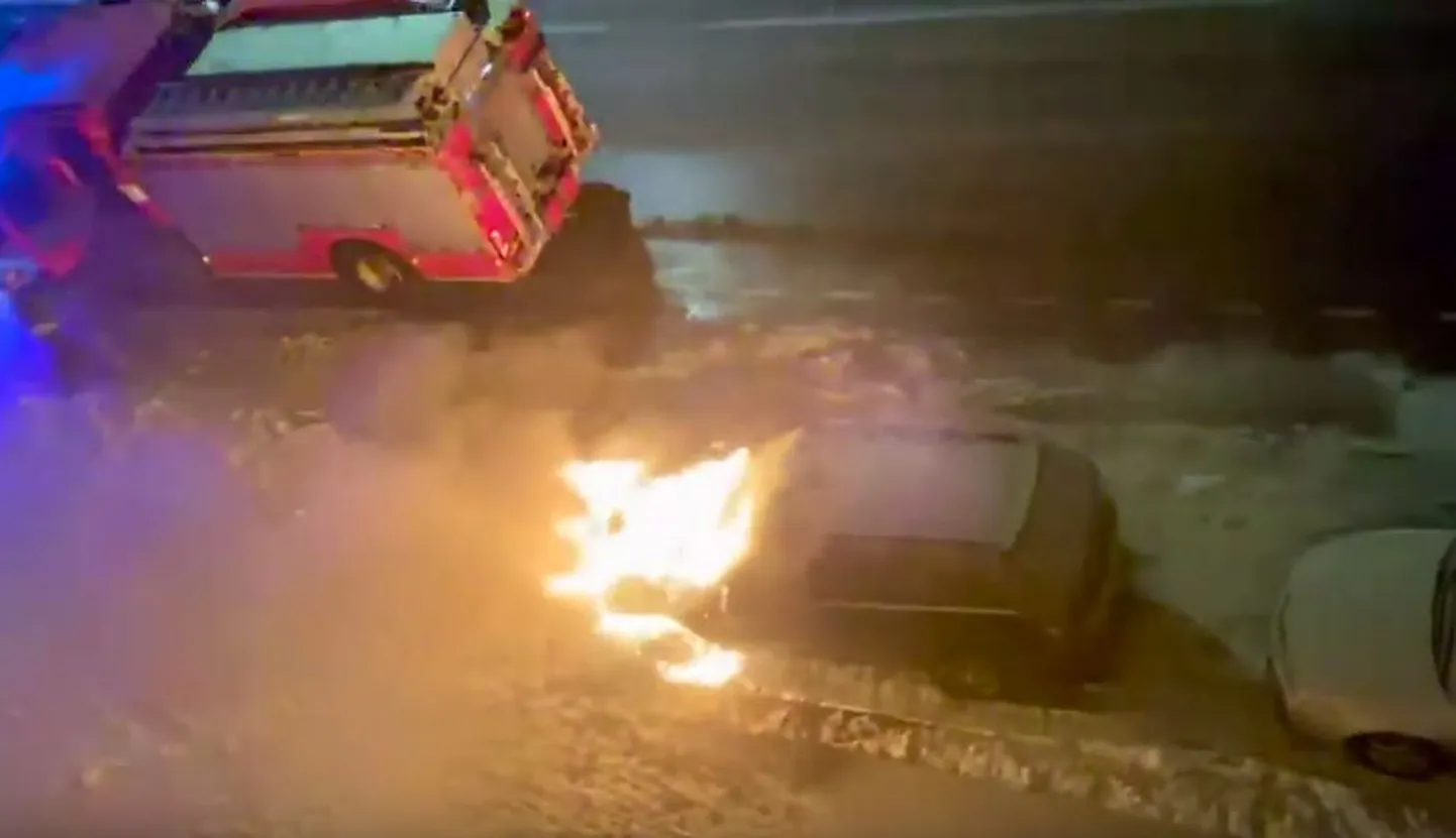 See pilt pärineb 2020. aastast, mil Tartus Fortuuna tänaval põles suure leegiga Jeep Grand Cherokee.