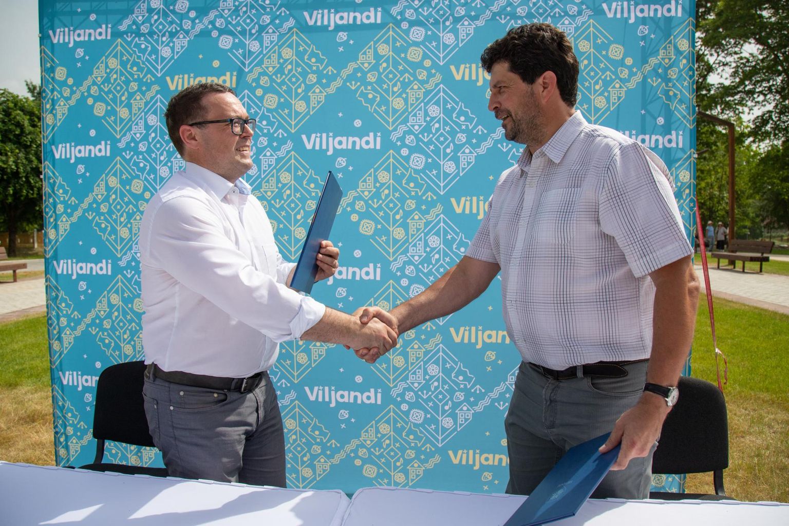 Viljandi linnapea Madis Timpson ja ettevõtte Kivikuvand esindaja Andres Sibul allkirjastasid vabadussamba taastamise lepingu.