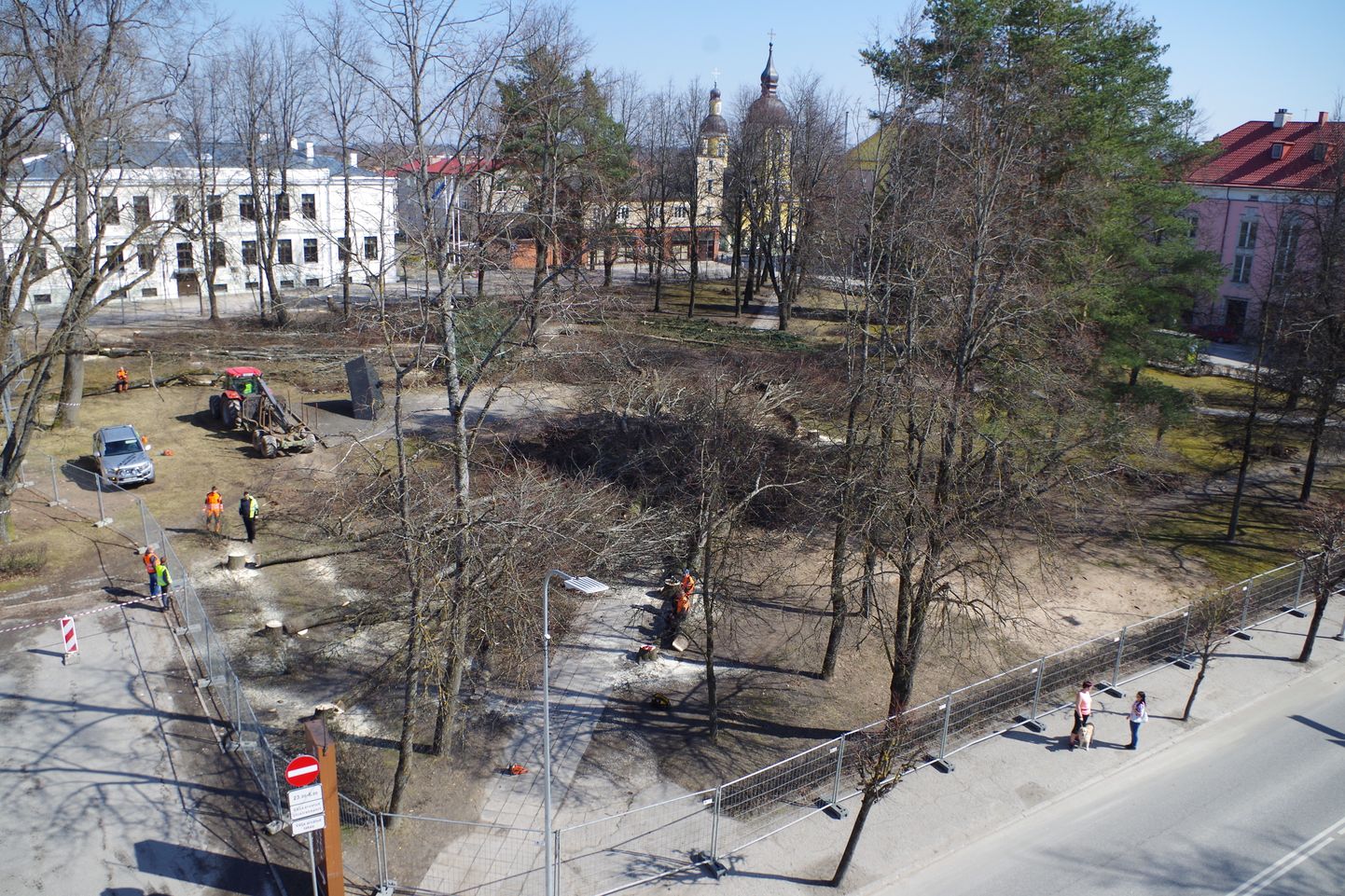 Võrus algas linna keskväljaku taastamine puude langetamisega.
