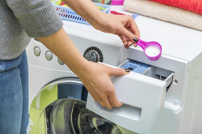 Чрезмерное использование моющего средства - одна из самых распространенных ошибок при стирке.
