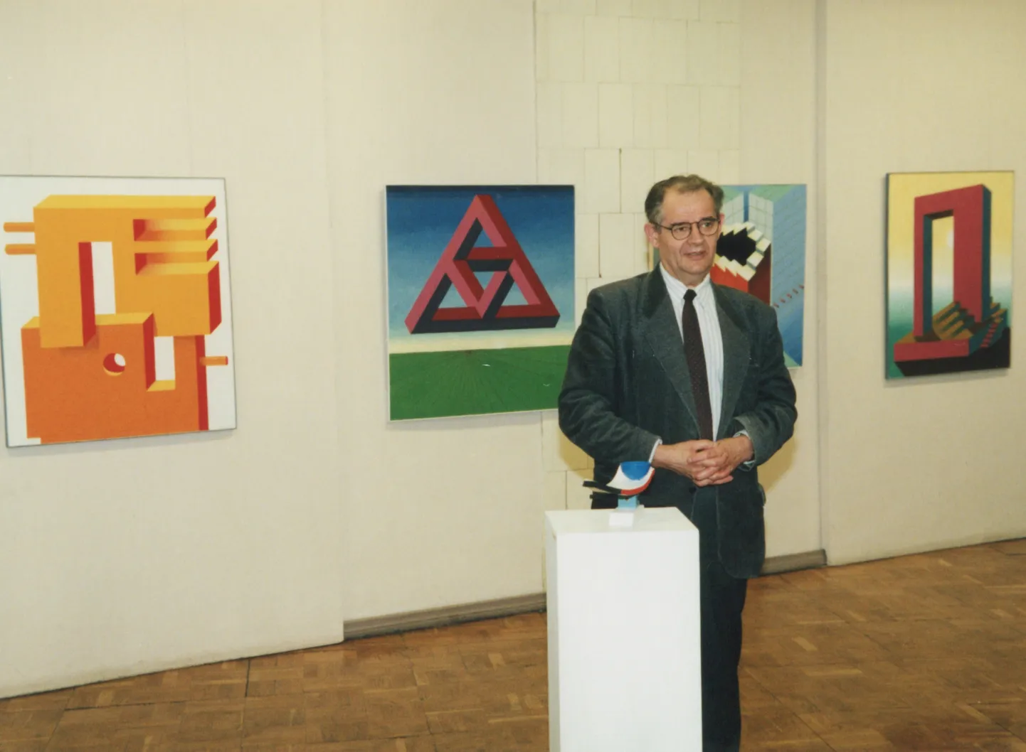 Kaljo Põllu oma näituse avamisel Tartu lastekunstikooli galeriis ehk Jakobi galeriis 1990. aastatel.
