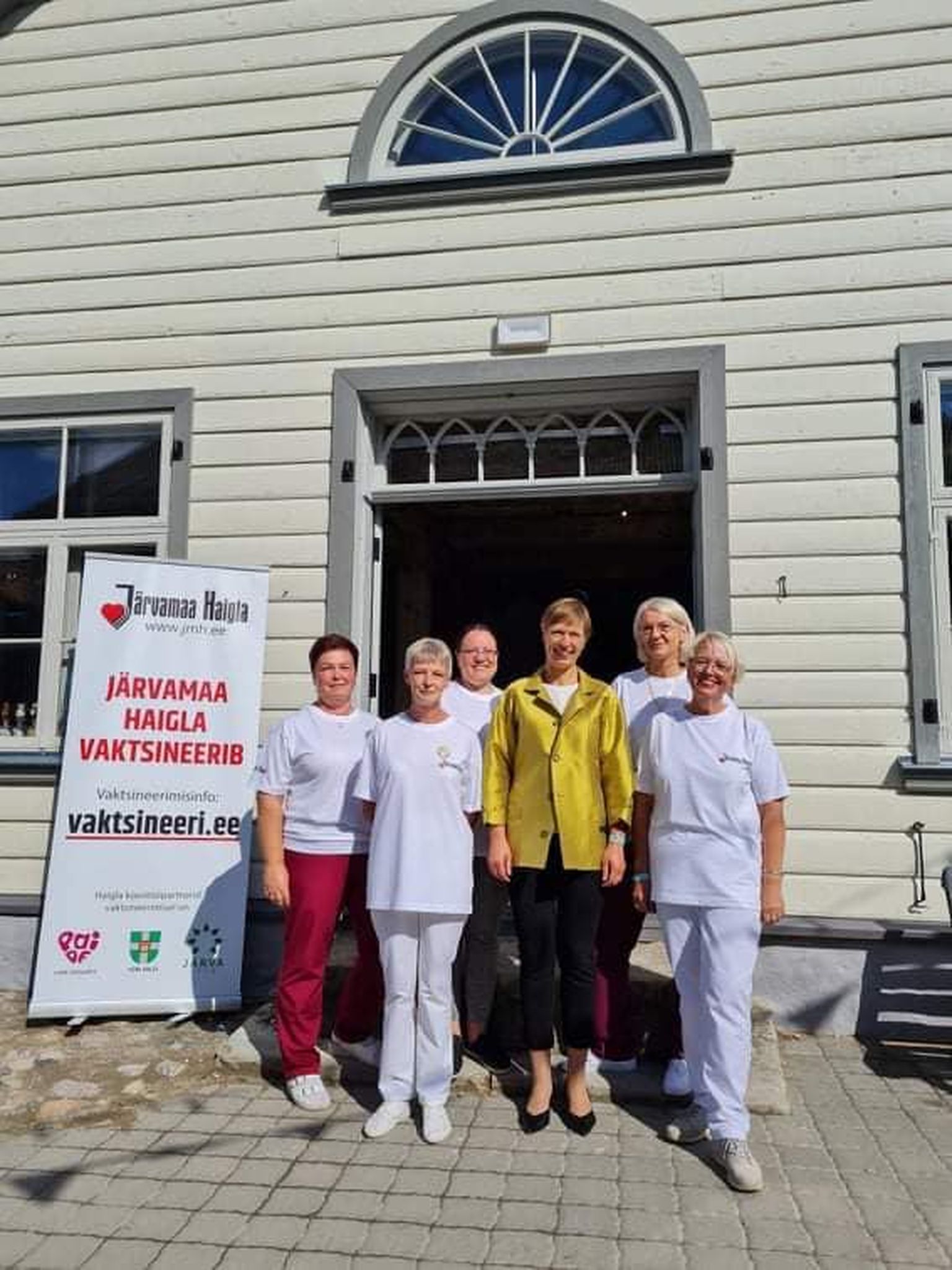 Arvamusfestivalil külastas president Kersti Kaljulaid Järvamaa haigla vaktsineerimispunkti ning kiitis õdesid ja arste tehtava töö eest.