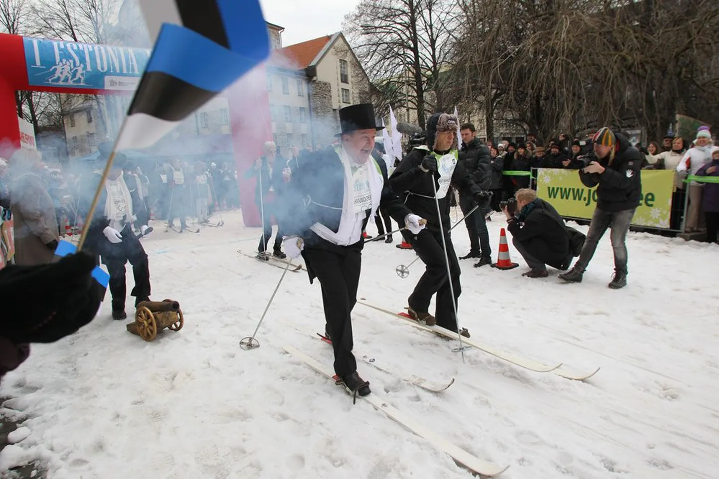 100-meetrisel suusarajal võtsid mõõtu Estonia, Eesti Draamateatri, kultuuriministeeriumi ja rahvusringhäälingu koondislased.