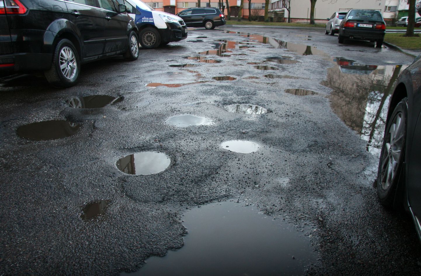 Таких внутриквартальных дорог в Ахтме и других частях Кохтла-Ярве много, и городские власти надеются, что с помощью новых пособий картина станет меняться быстрее.